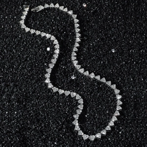 Collier chaîne à maillons cœur argentés avec cristaux brillants sur pierres noires