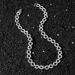Herren Hip-Hop Unendlichkeit Halskette in Silber mit Diamanten auf schwarzem Kies