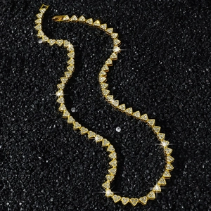 Collier tennis cœur doré style hip hop avec cristaux étincelants sur pierres noires
