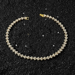 Nahaufnahme der goldenen Hip-Hop-Kette mit funkelnden Dreiecksgliedern und Zirkonia-Steinen