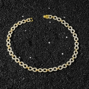 Detailansicht der vergoldeten Infinity-Gliederkette mit funkelndem Zirkon-Besatz
