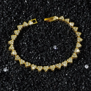 Bracelet à maillons cœur doré style hip hop pavé de zircons sur fond de pierres noires