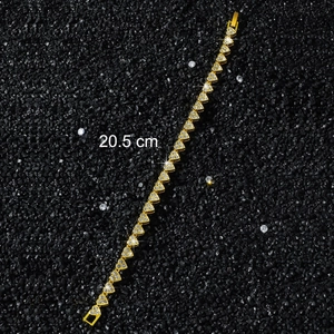 Détail macro du bracelet cœur doré de 20,5 cm orné de zircons avec fermoir bijoux