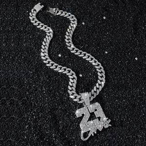 Chaîne cubaine argentée Iced Out avec pendentif numéro 23 serti de cristaux blancs