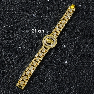 Détail du bracelet hip-hop doré de 21 cm avec cristaux et emblème de tête de mort