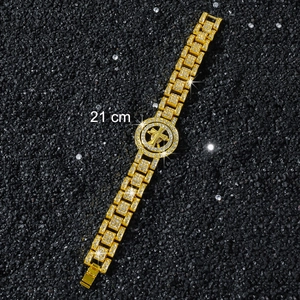 Détail d'un bracelet hip hop doré de 21cm avec emblème croix et maillons de montre pavés
