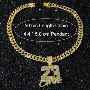 Détail du collier pendentif numéro 23 avec chaîne cubaine dorée de 50 cm de long