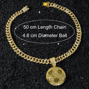 Gros plan d'une chaîne cubaine dorée de 50cm et pendentif foot avec strass brillants
