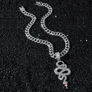 Chaîne cubaine hip hop avec pendentif serpent en diamants et yeux en rubis étincelants