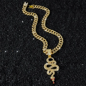 Collier Cuban Link doré avec pendentif serpent serti de cristaux et détails rouges