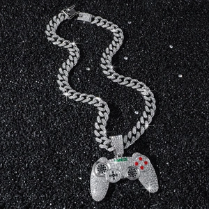 Chaîne cubaine argentée avec pendentif manette de jeu en strass au style hip-hop