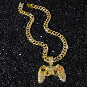 Collier hip hop doré avec pendentif manette de jeu serti de strass sur fond de pierre