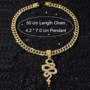 Détail du pendentif serpent glacé avec dimensions de la chaîne cubaine dorée de 50cm