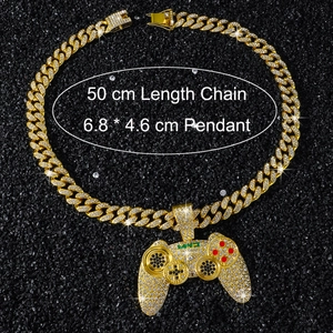 Vue détaillée du pendentif manette de jeu hip-hop avec cristaux et chaîne cubaine de 50 cm