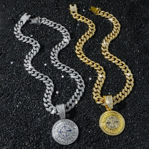 Colliers hip hop or et argent avec pendentifs boussole sertis de cristaux brillants