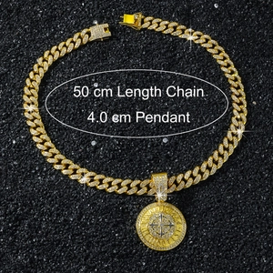 Détail du pendentif boussole doré serti avec chaîne de 50cm et dimensions de 4,0cm