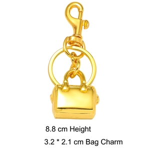 Détail d'un porte-clés doré en alliage de zinc avec pendentif sac Boston et mesures