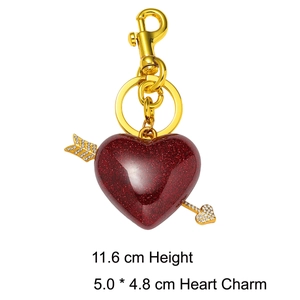 Detailansicht roter Herz-Schlüsselanhänger mit goldenem Pfeil und Maßen von 11,6 cm