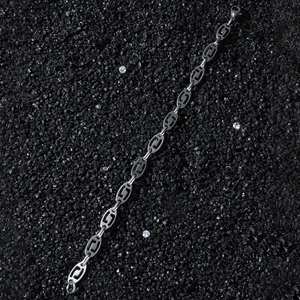 Retro hip-hop stainless steel chain bracelet with hollow oval links on black sand