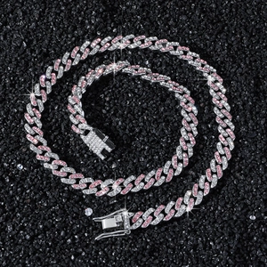 Collier chaîne Cuban link 9mm serti de diamants roses et blancs motif losange