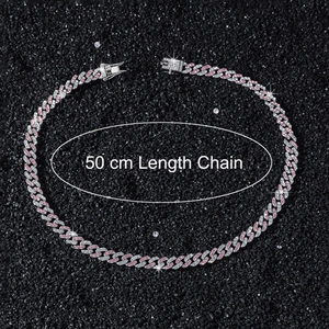Chaîne cubaine Hip Hop de 50cm avec strass roses et blancs sur fond noir élégant