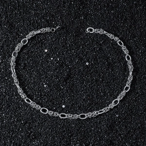 Collier chaîne géométrique argentée pour homme avec fermoir mousqueton sur fond noir
