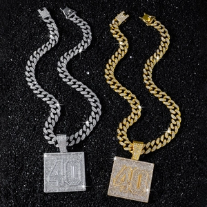 Colliers hip hop maille cubaine dorés et argentés avec pendentifs carrés numéro 40 glacés