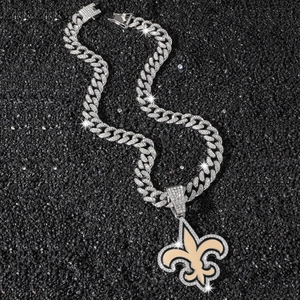 Collana a catena cubana argento con pendente giglio su sfondo di ghiaia nera