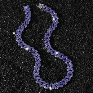 Collier maille cubaine hip hop plaqué rhodium avec cristaux bleus sur fond de pierre noire