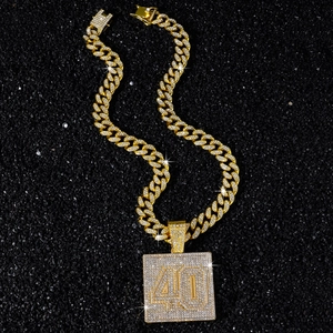 Chaîne cubaine homme en or avec pendentif carré serti de cristaux chiffre 40