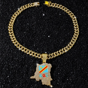 Vue détaillée du collier hip-hop glacé avec pendentif carte du Congo sur fond de pierre