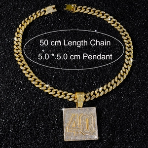 Détail de la chaîne cubaine dorée de 50cm avec pendentif carré givré numéro 40