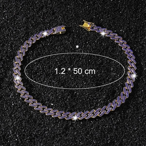 Détail macro d'une chaîne cubaine or de 1,2*50cm avec cristaux bleus sur pierre