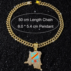 Détail du pendentif carte RDC avec chaîne cubaine dorée de 50cm et strass brillants