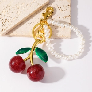Portachiavi con ciliegia glitterata rossa con foglie verdi e catena di perle raffinate