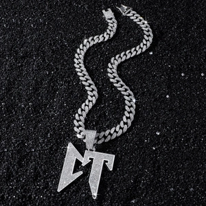 Collier hip hop chaîne cubaine argentée avec pendentif lettre CT pavé de cristaux