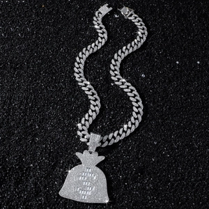 Collier avec pendentif sac d'argent serti et grosse chaîne cubaine en argent