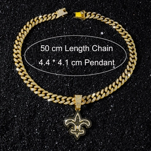 Detailansicht der 50cm Gold-Panzerkette mit Fleur-de-Lis-Anhänger und Strasssteinen 4,4x4,1cm