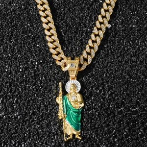 Collana hip hop color oro con pendente San Giuda ghiacciato e veste smaltata verde