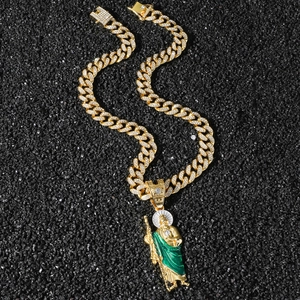 Collana a catena cubana d'oro con pendente San Giuda e dettagli in smalto verde