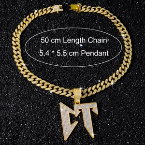 Détail du pendentif lettre CT avec chaîne cubaine de 50 cm pour un style hip hop
