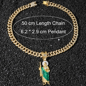 Dettaglio della collana hip hop con catena da 50cm e ciondolo da 6,2x2,9cm