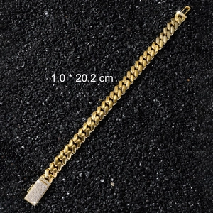 Détail d'un bracelet cubain doré de 10 mm avec fermoir en zircone et style hip hop urbain