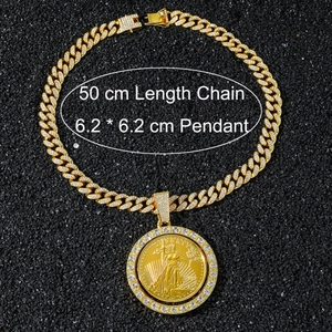 Détail de la chaîne cubaine de 50cm avec pendentif Statue de la Liberté de 6,2cm serti