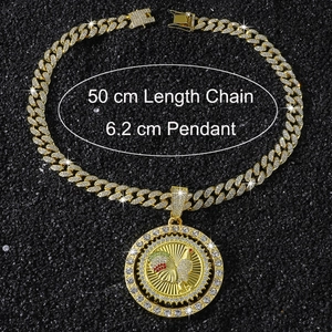 Détail de la chaîne cubaine dorée 50cm et du pendentif coq rotatif 6,2cm avec cristaux