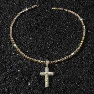 Detailansicht der goldenen Hip-Hop-Tenniskette mit eisgekühltem Jesus-Kruzifix-Anhänger