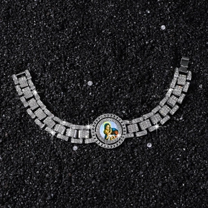 Bracelet chaîne argentée étincelante avec portrait religieux et maillons pavés de diamants
