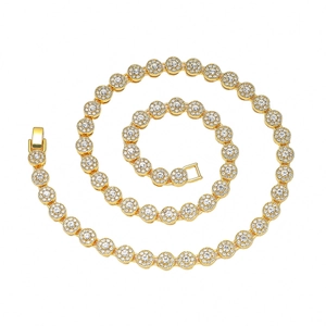 Collier tennis doré 8mm avec pavé de zircons cubiques ronds et fermoir à boîte sécurisé