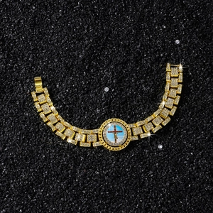 Bracelet religieux plaqué or avec pavé de zircones et pendentif croix de Jésus coloré