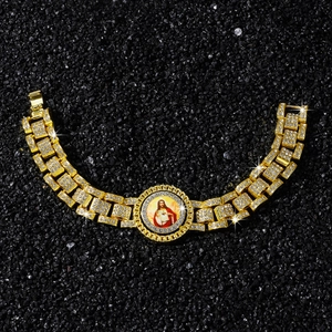Bracelet hip hop doré massif orné d'un médaillon Jésus et de cristaux étincelants